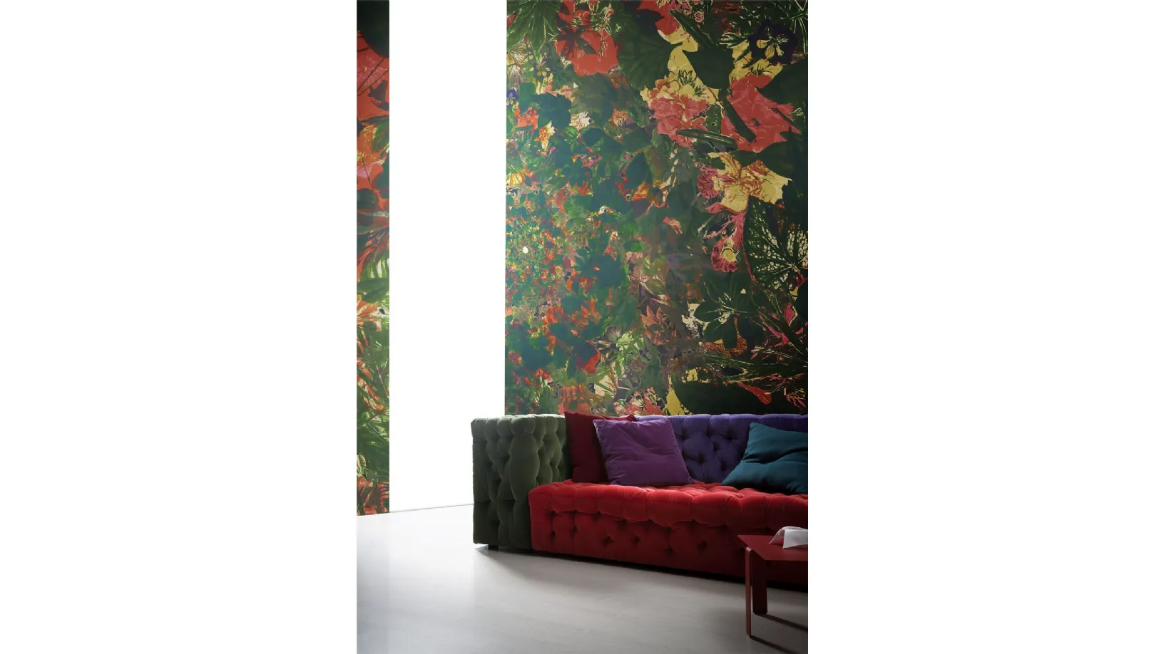 Carta da parati nei toni del verde, rosso e giallo Flower Power di London Art