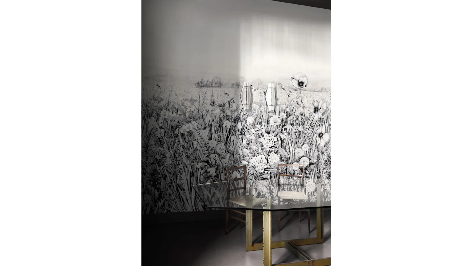 Carta da parati con fiori di campo con grafica in bianco e nero King Poppy di London Art