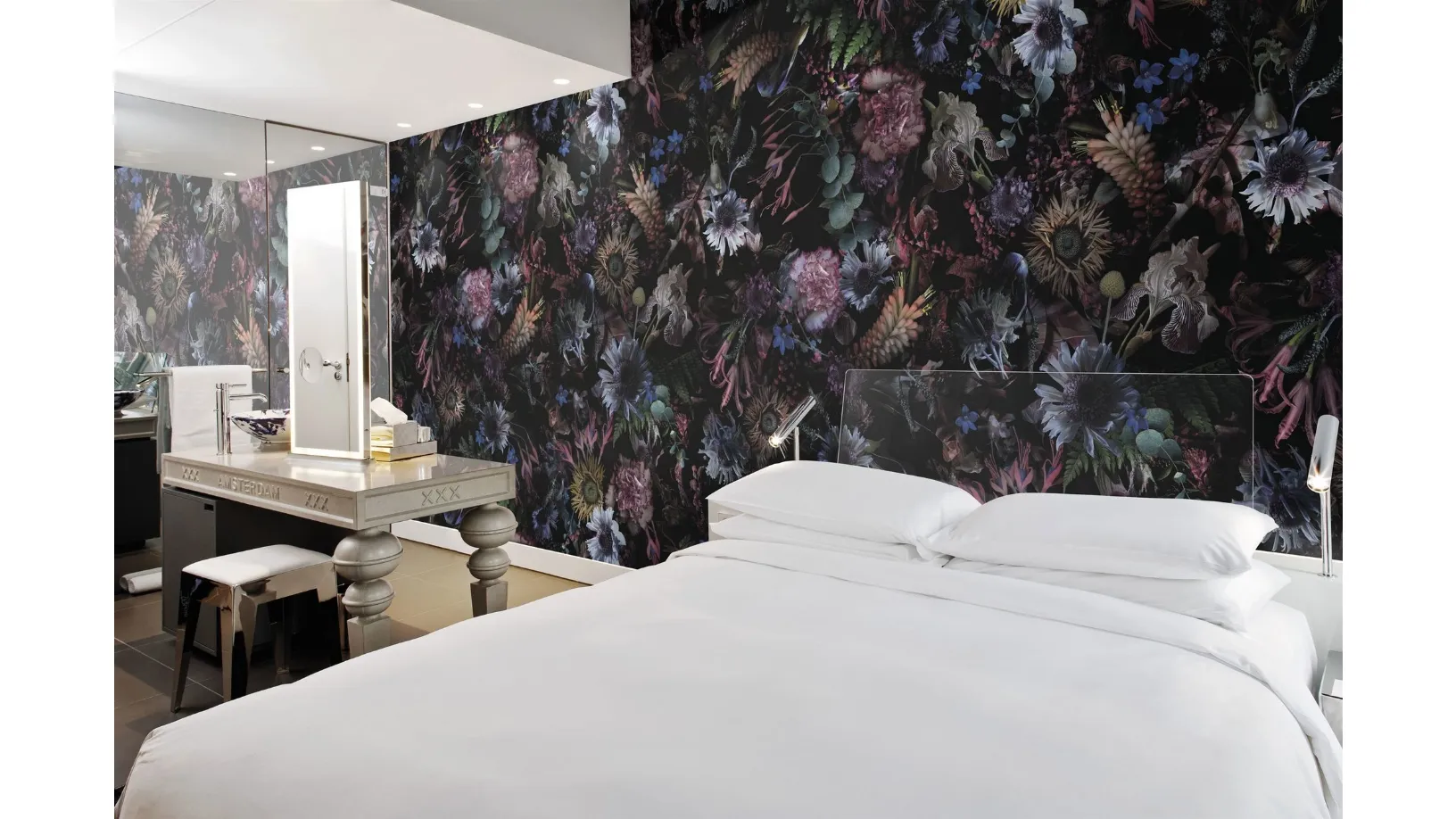 Carta da parati con fiori colorati su fondo scuro Rio di London Art
