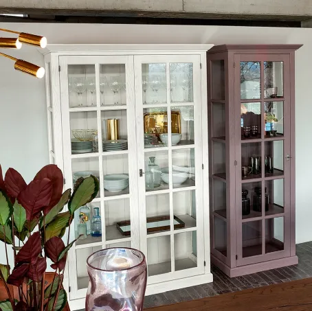 Mobile Contenitore English in legno massello di Rovere laccato con ante in vetro di Devina Nais