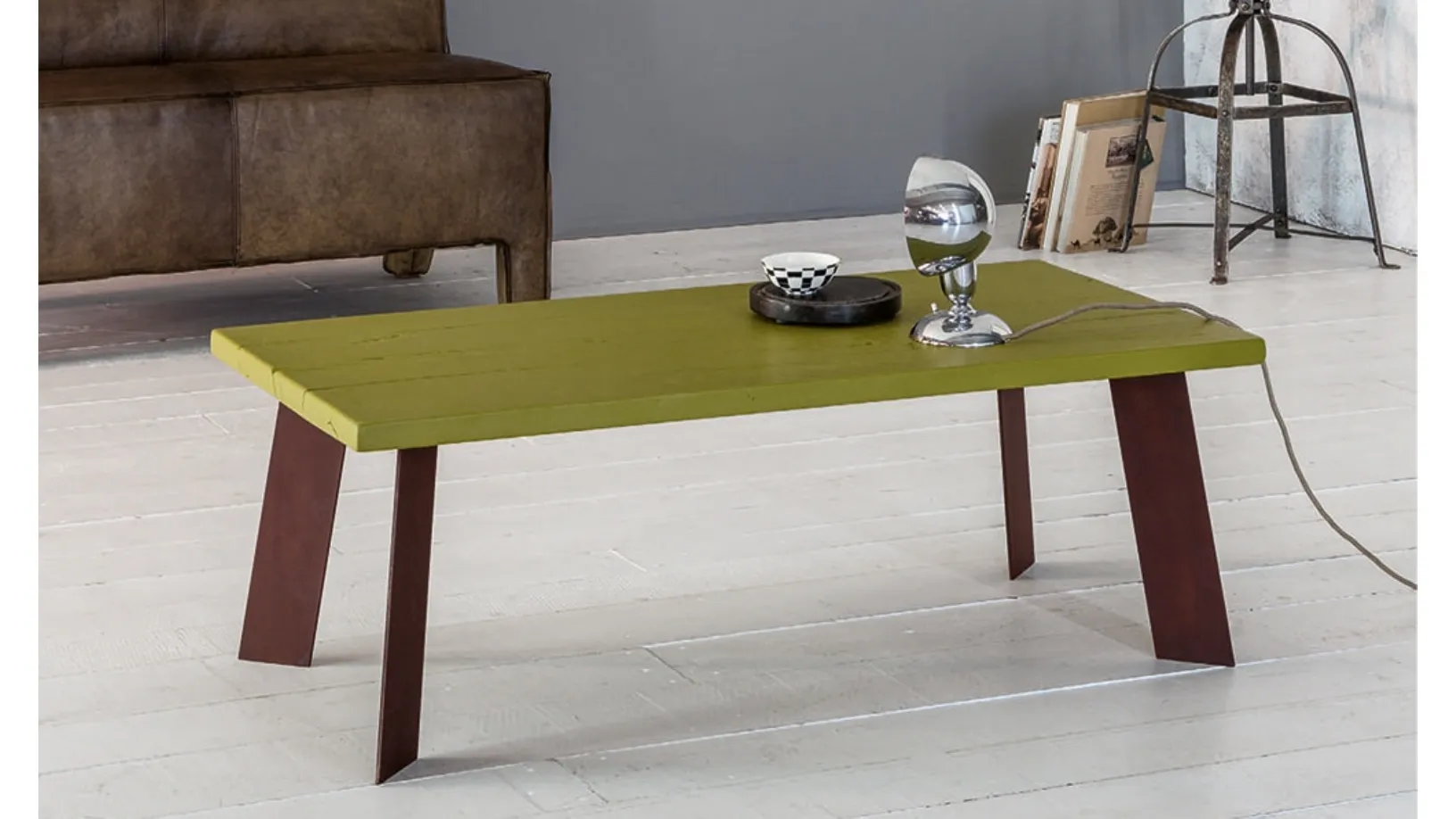 Tavolino Smart in legno massello di Rovere laccato Verde con gambe in ferro di Devina Nais