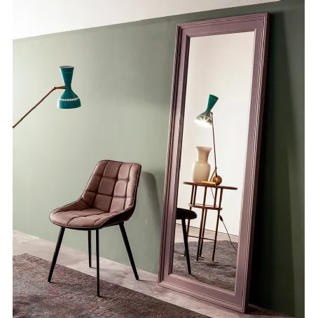 Specchio Keystone con cornice in legno laccato di Devina Nais