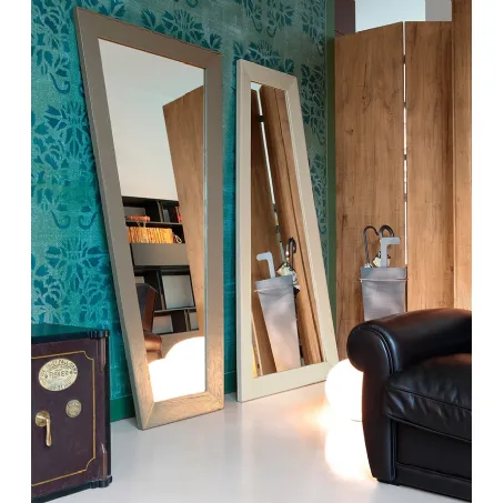 Specchio Trapezio con cornice in legno di Devina Nais