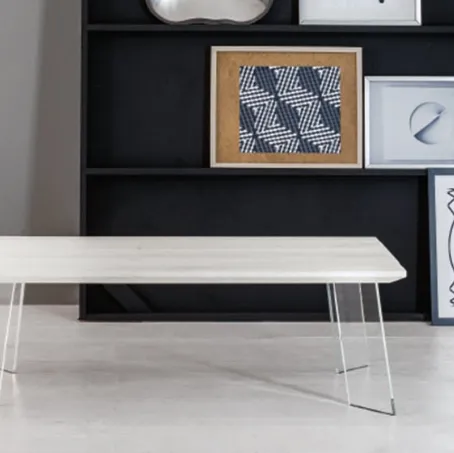 Tavolino Swing con top in Rovere massello e gambe in vetro trasparente di Devina Nais