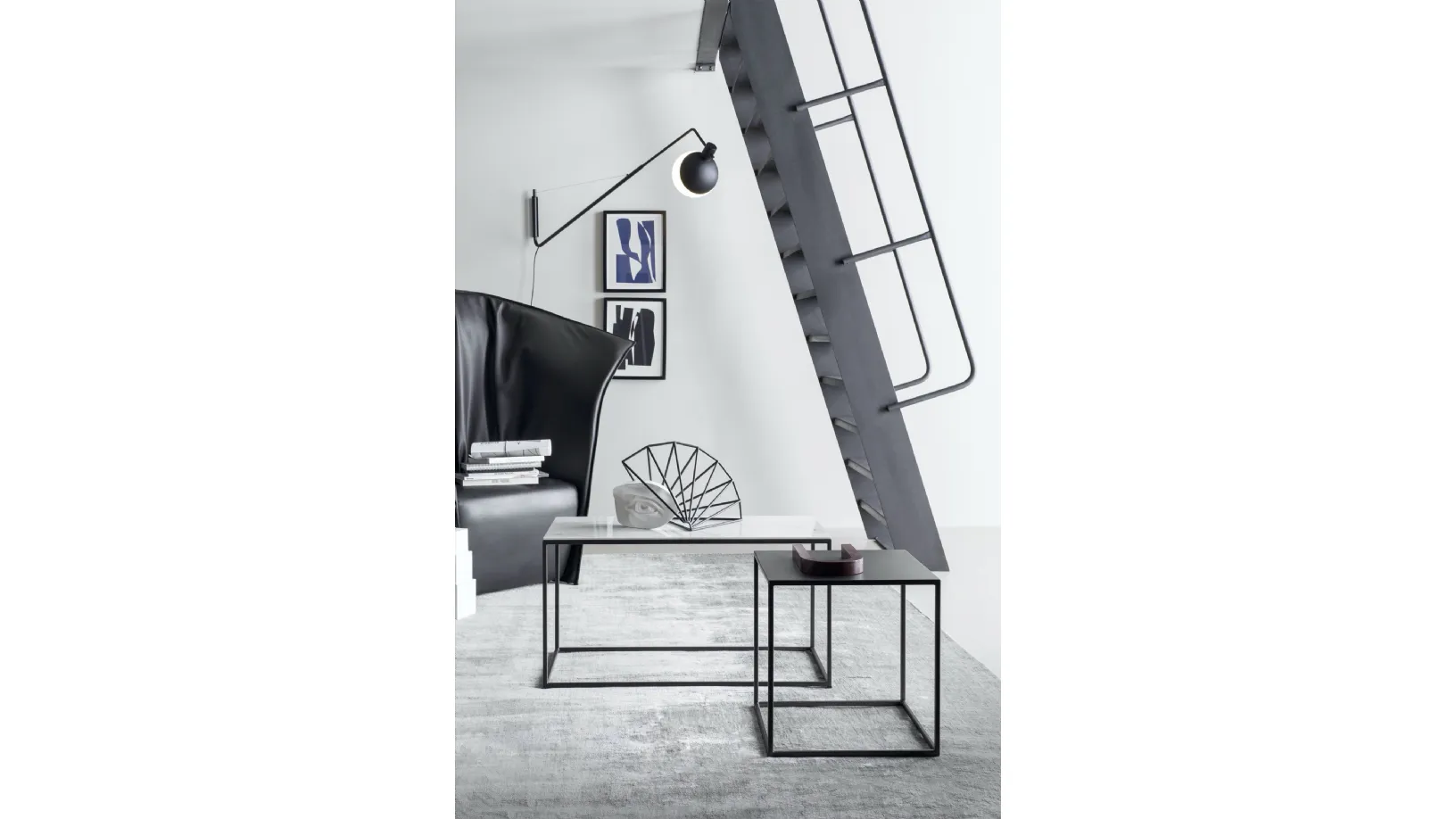 Tavolino Team con base in metallo e top disponibile in varie finiture di Novamobili