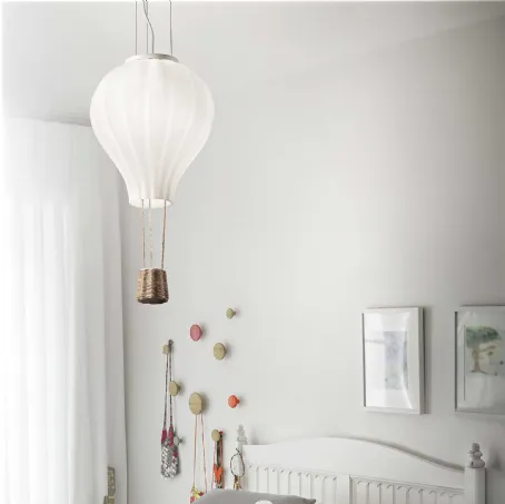 Lampada a sospensione che ricorda una mongolfiera Dream Big con diffusore in vetro soffiato bianco acidato e cesto in corda di Ideal Lux