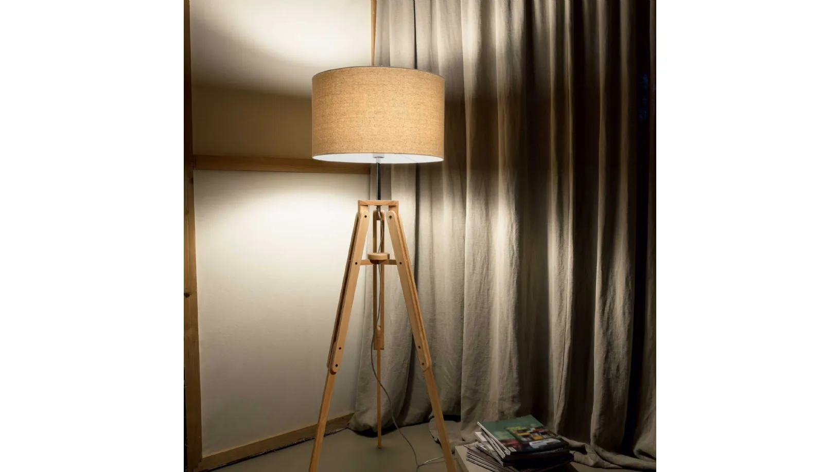 Lampada da terra Klimt in legno naturale con paralume rivestito in tessuto di Ideal Lux