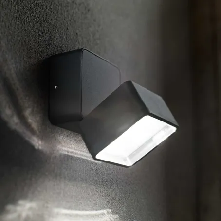 Lampada da parete Omega Square in metallo verniciato nero con diffusore inclinabile di Ideal Lux