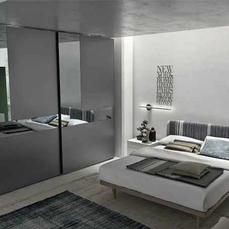 Armadio Cristal in laccato opaco antracite con ante specchio grigio e grigio satinato di Tomasella