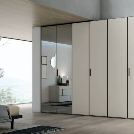 Armadio Vetro Specchio con struttura laccato opaco madreperla e battenti in vetro satinato madreperla e grigio di Tomasella