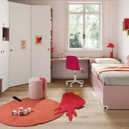 Cameretta con doppio letto, cabina armadio ad angolo e panca divano contenitore Kids space 07 di Nidi