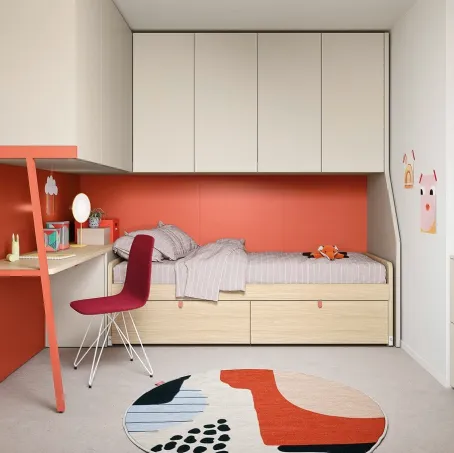 Cameretta con cassettoni in legno e armadiatura in laccato Kids space 26 di Nidi