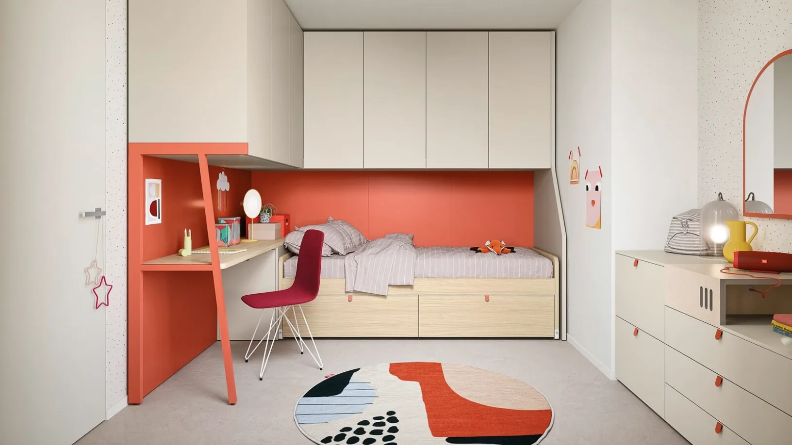 Cameretta con cassettoni in legno e armadiatura in laccato Kids space 26 di Nidi