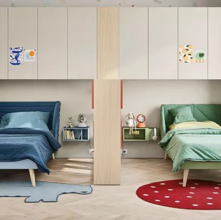 Cameretta con 2 letti su armadiatura a ponte con libreria separè Kids space 22 di Nidi