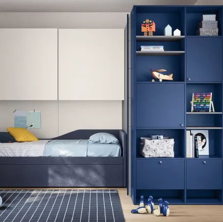 Cameretta con armadio a tutta parete con zone a giorno Kids space 25 di Nidi