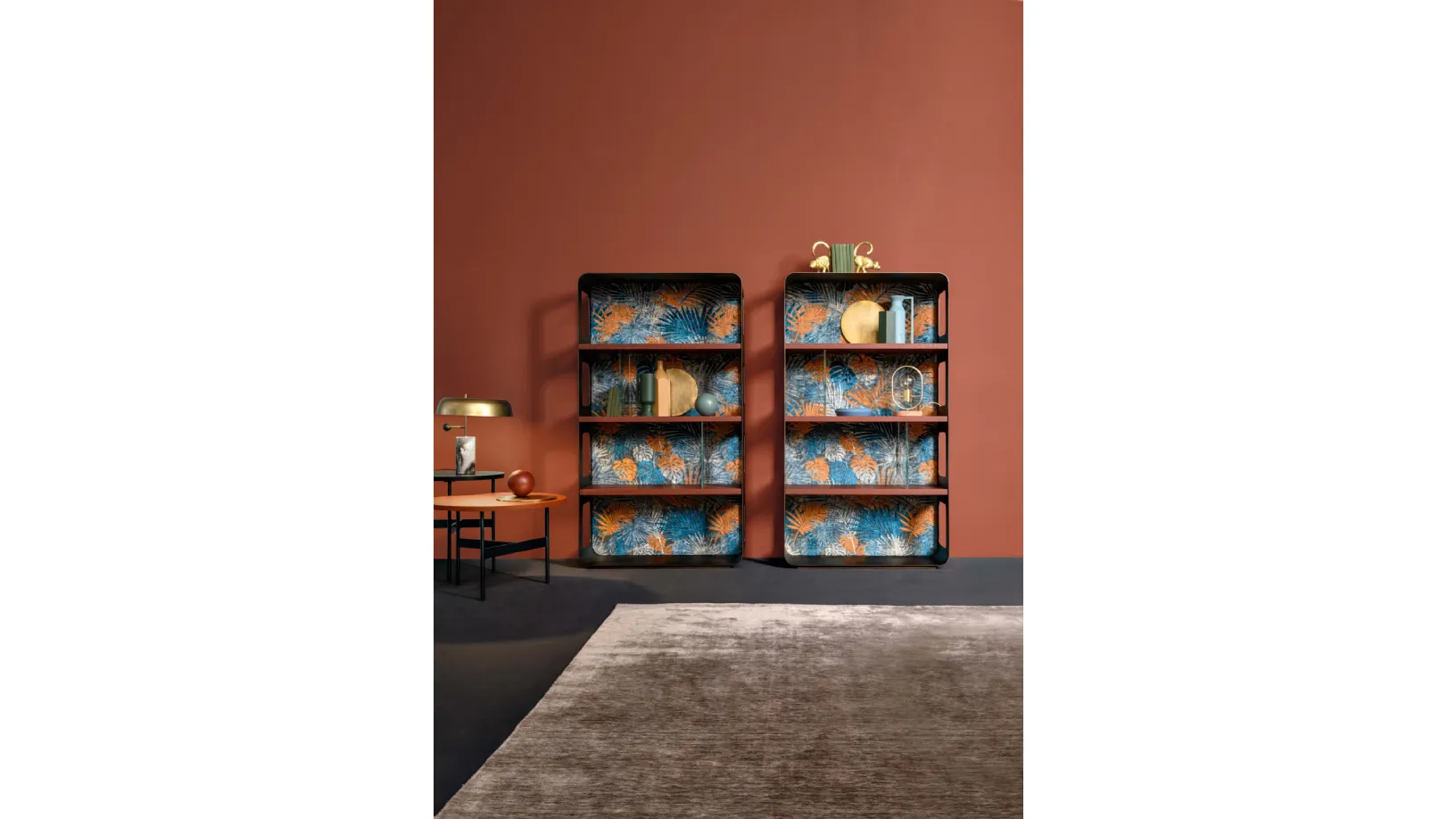 Libreria Academy con struttura in ferro, ripiani in legno e schienale rivestito in tessuto floreale di Devina Nais