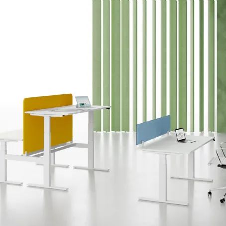Scrivania Operativa ET in laccato opaco bianco e separè dai colori vivaci di Colombini Office