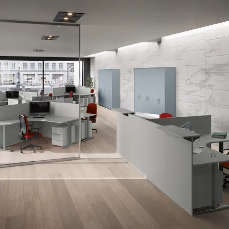 Scrivania Operativasagomata con divisori Teko 10 in laccato opaco grigio di Colombini Office
